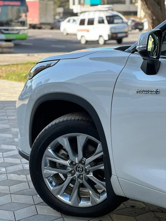 Toyota Highlander IV (U70)