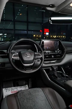Toyota Highlander IV (U70)