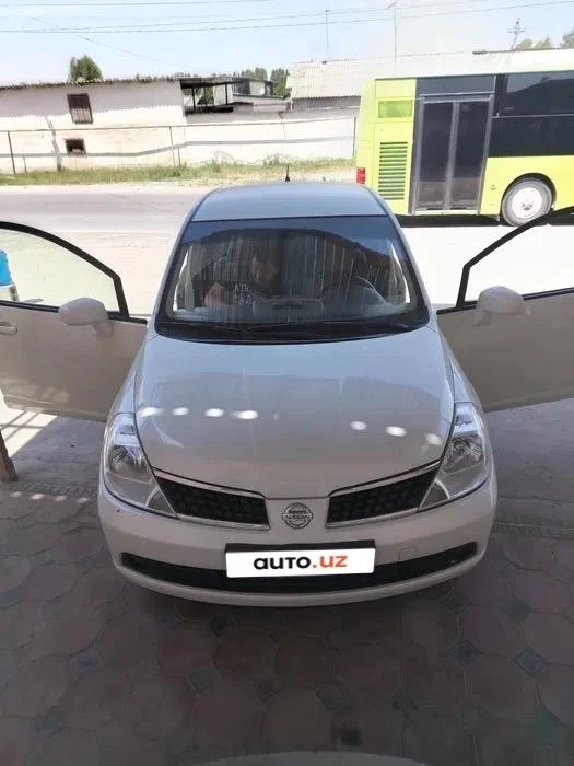 Nissan Tiida I